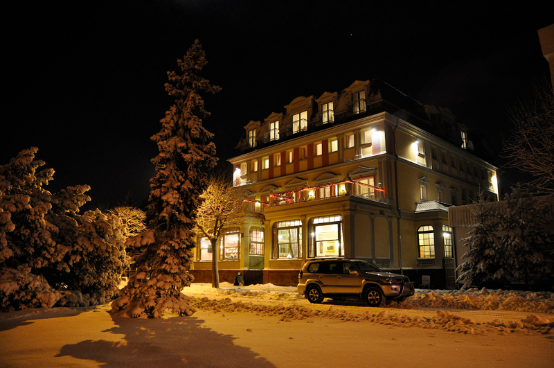 Hotel Irys w Świnoujściu nocą podczas zimy