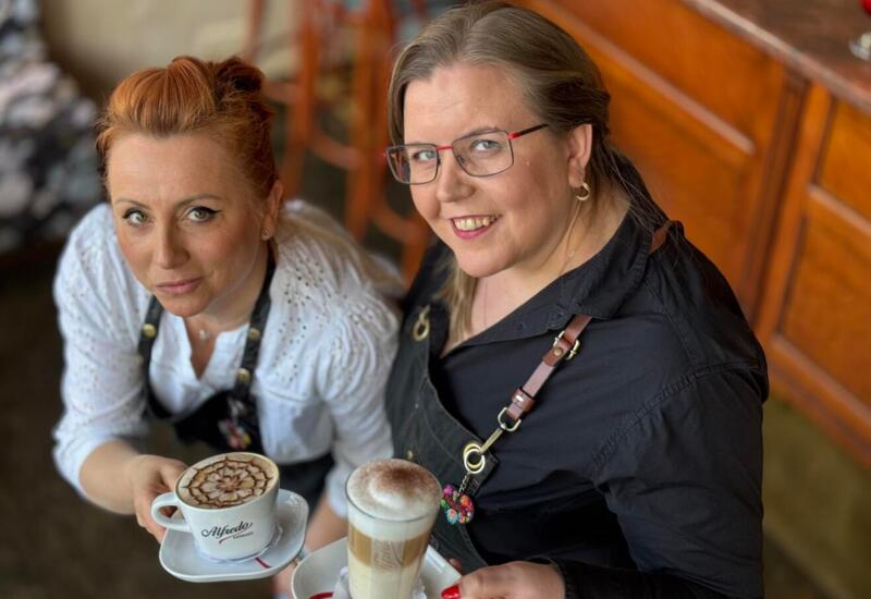 personel podający kawę w kawiarni w hotelu Irys w Świnoujściu