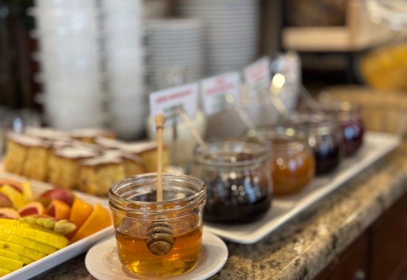 zbliżenie na ciasta, miody i owoce z bufetu śniadaniowego w hotelu Irys w Świnoujściu