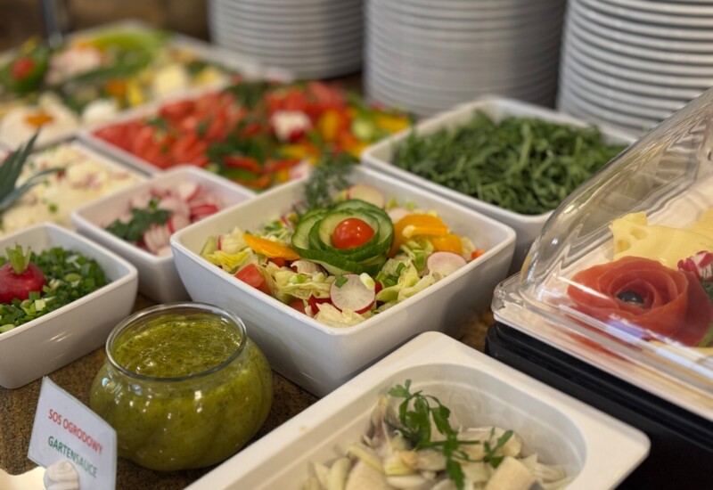 zbliżenie na sałatki z bufetu śniadaniowego w hotelu Irys w Świnoujściu