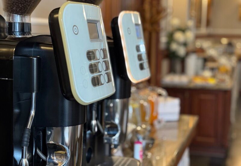 zbliżenie na ekspres do kawy i napojów z bufetu śniadaniowego w hotelu Irys w Świnoujściu