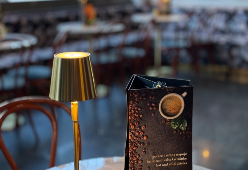 lampka z menu na stoliku w kawiarni w hotelu Irys w Świnoujściu