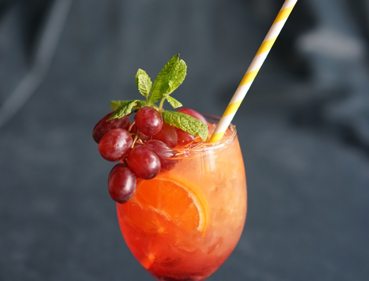 drink alkoholowy z dekoracjami ze świeżych owoców i słomką w kawiarni w hotelu Irys w Świnoujściu