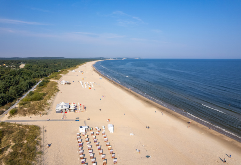 Plaża przy Hotelu Irys w Świnoujściu latem