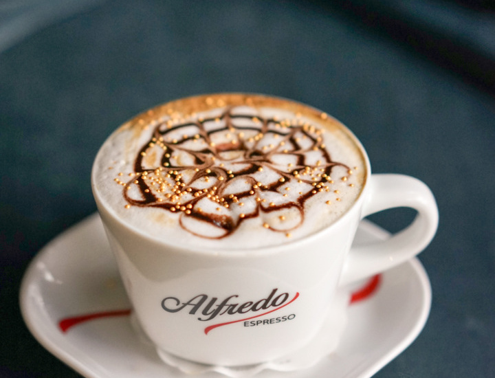 kawa cappuccino w kawiarni w hotelu Irys w Świnoujściu