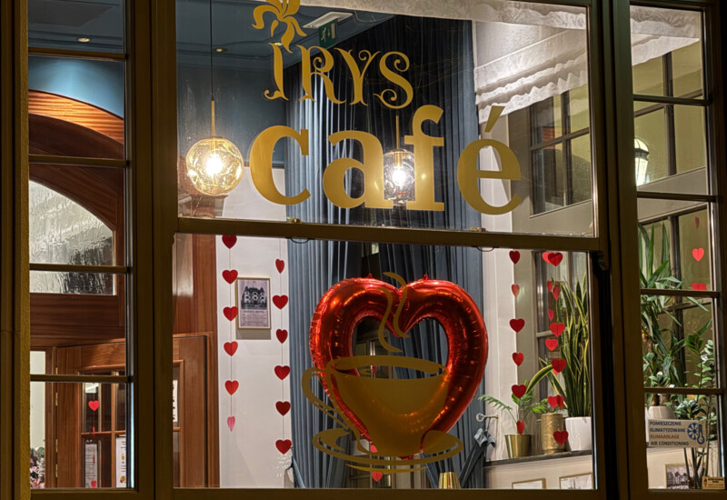 widok na okno kawiarni w hotelu Irys z promenady z zewnątrz