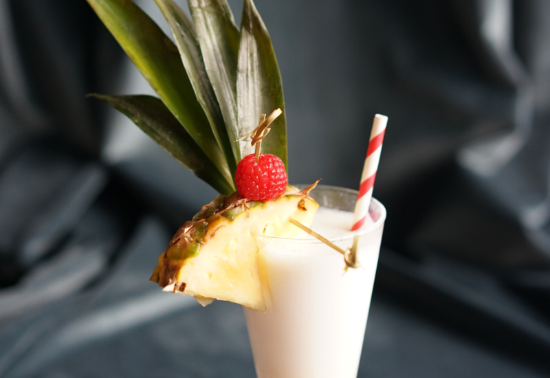 koktajl owocowy z dekoracjami ze świeżych owoców w kawiarni w hotelu Irys w Świnoujściu