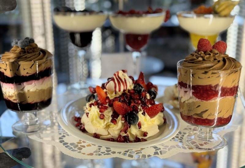 zbliżenie na bezy, musy czekoladowe oraz panna cotty z świeżymi owocami w kawiarni w hotelu Irys w Świnoujściu