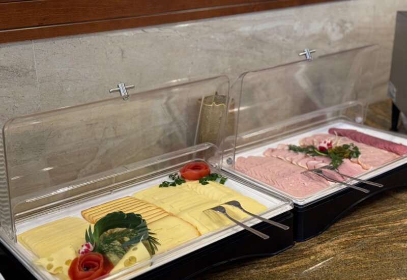 zbliżenie na tacę z serami i wędlinami z bufetu śniadaniowego w hotelu Irys w Świnoujściu