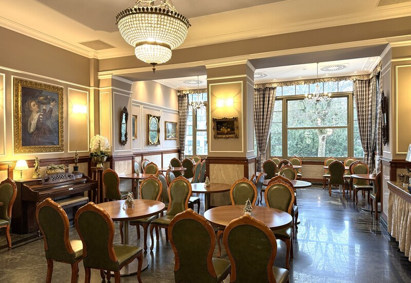 klimatyczna restauracja z pięknymi żyrandolami i pianinem w hotelu Boutique Residence Irys