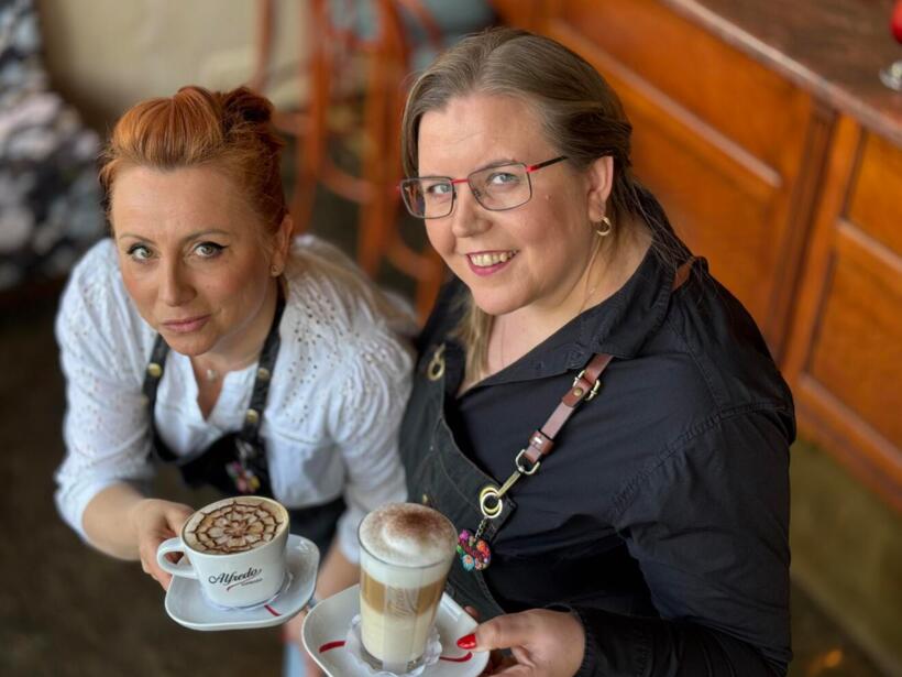 personel podający kawę w kawiarni w hotelu Irys w Świnoujściu