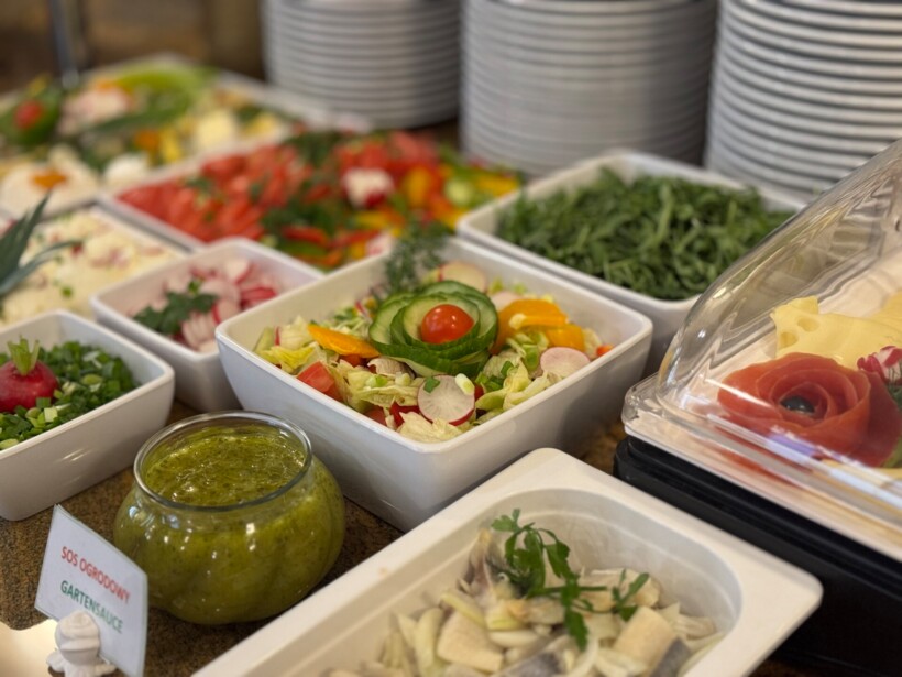 zbliżenie na sałatki z bufetu śniadaniowego w hotelu Irys w Świnoujściu