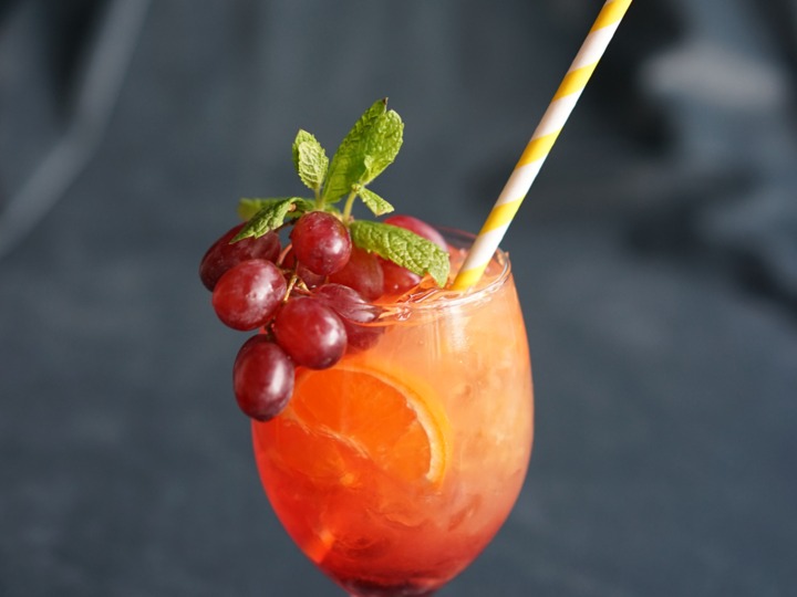 drink alkoholowy z dekoracjami ze świeżych owoców i słomką w kawiarni w hotelu Irys w Świnoujściu