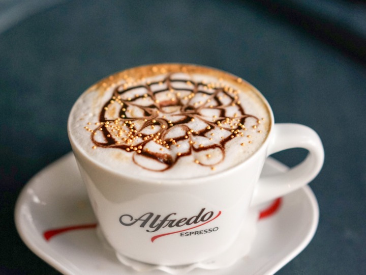 kawa cappuccino w kawiarni w hotelu Irys w Świnoujściu