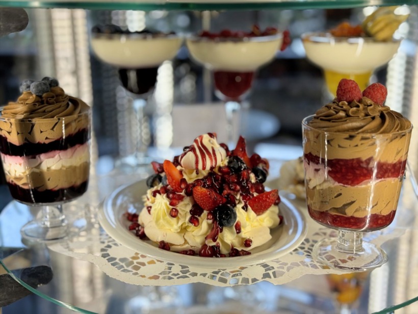zbliżenie na bezy, musy czekoladowe oraz panna cotty z świeżymi owocami w kawiarni w hotelu Irys w Świnoujściu