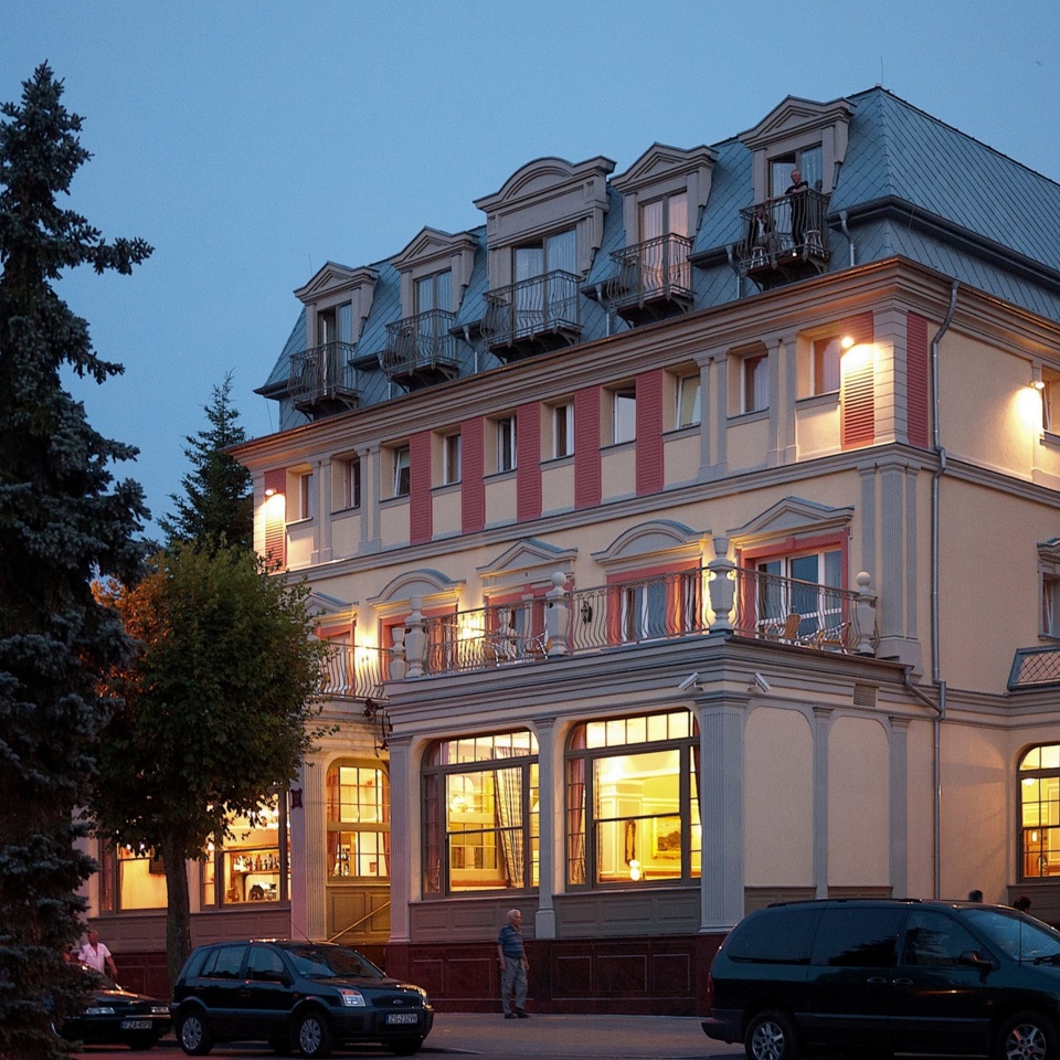 Hotel Irys w Świnoujściu nocą