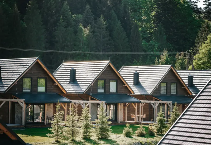 Rząd nowoczesnych domków w górskim stylu – Jabłonki Resort & SPA
