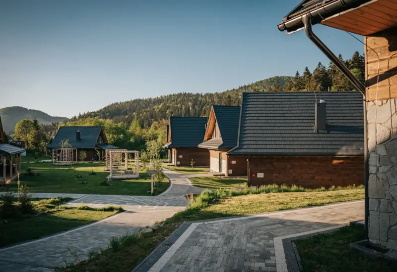 Wschód słońca nad domkiem w Bieszczadach – Jabłonki Resort & SPA