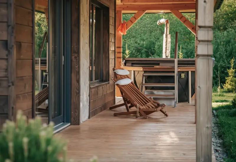 Drewniane domki wakacyjne w otulinie lasu – Jabłonki Resort & SPA