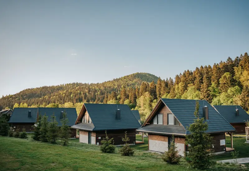 Domki z widokiem na bieszczadzkie wzgórza – Jabłonki Resort & SPA