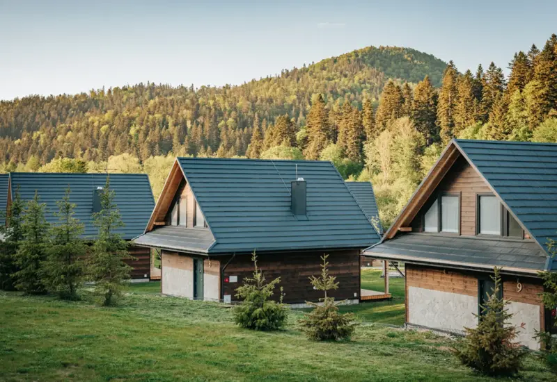 Widok z tarasu domku na góry Bieszczad – Jabłonki Resort & SPA