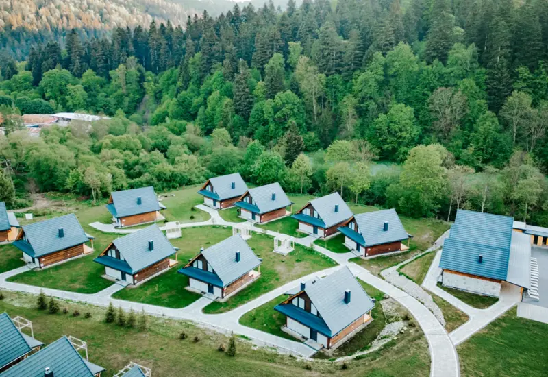Domki w Bieszczadach w leśnym krajobrazie – Jabłonki Resort & SPA