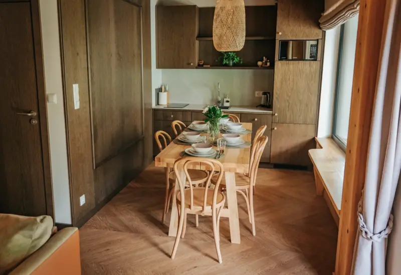 Rodzinna jadalnia z solidnym stołem i krzesłami – Jabłonki Resort & SPA