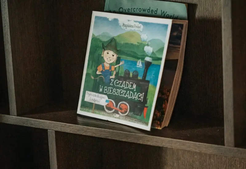 Kolorowe książki dziecięce na półce w pokoju – Jabłonki Resort & SPA