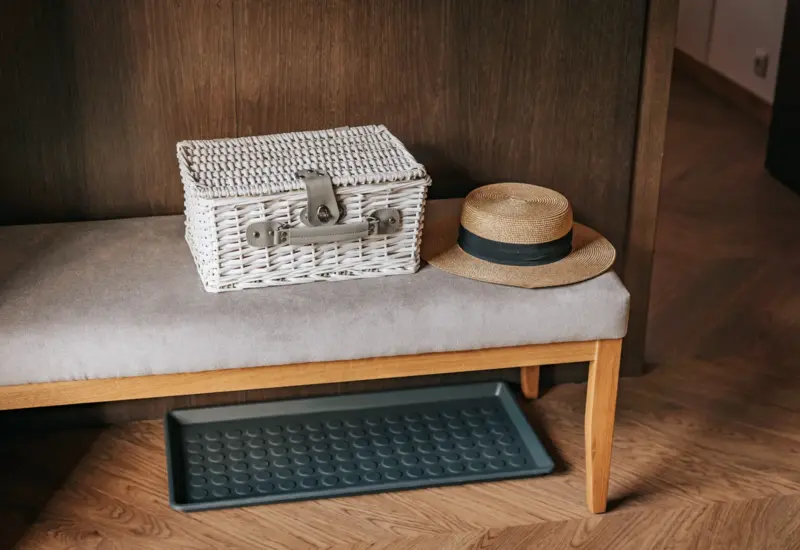 Funkcjonalny przedpokój z ławką i miejscem na buty – Jabłonki Resort & SPA