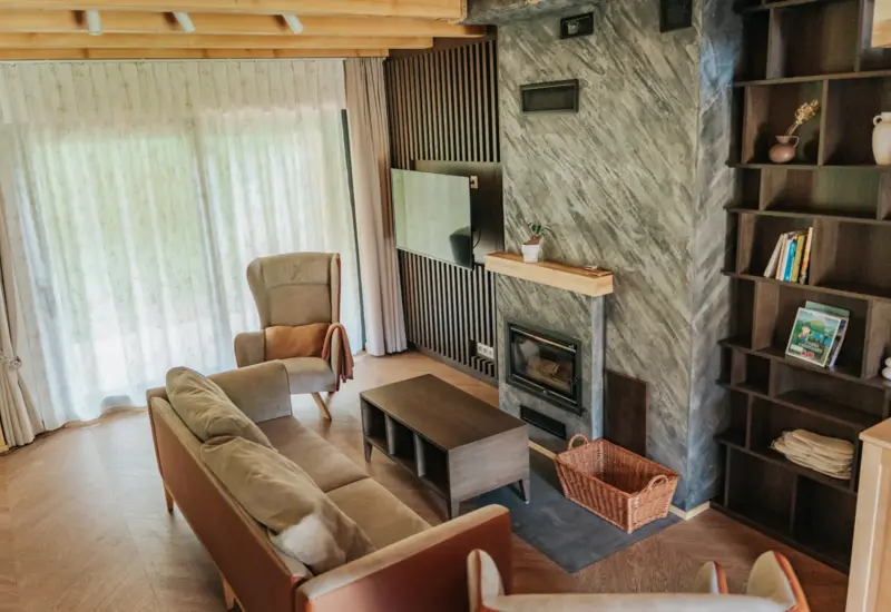 Komfortowy salon z kominkiem - Jabłonki Resort & SPA