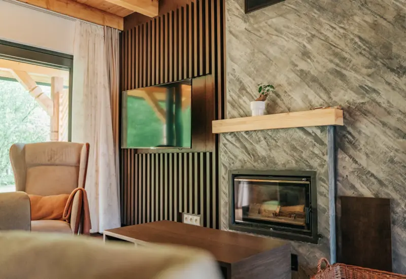 Strefa wypoczynkowa z kominkiem i TV w salonie – Jabłonki Resort & SPA