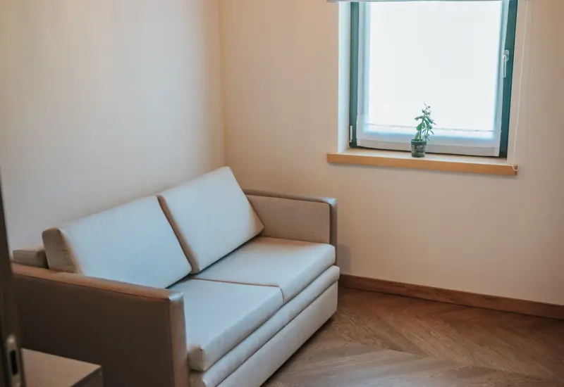 Stylowa sofa w salonie z widokiem na ogród – Jabłonki Resort & SPA