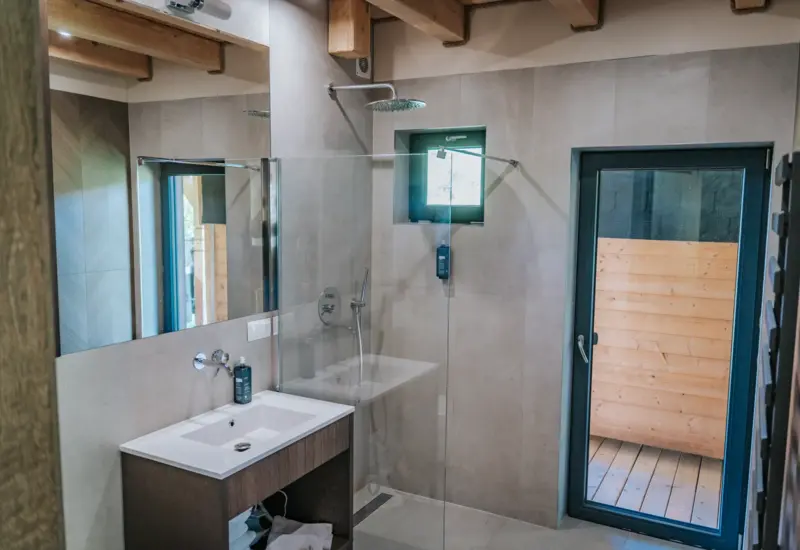 Nowoczesna łazienka z deszczownicą – Jabłonki Resort & SPA