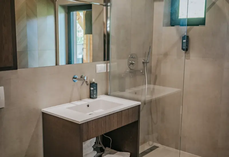 Elegancka łazienka z przeszklonym prysznicem – Jabłonki Resort & SPA