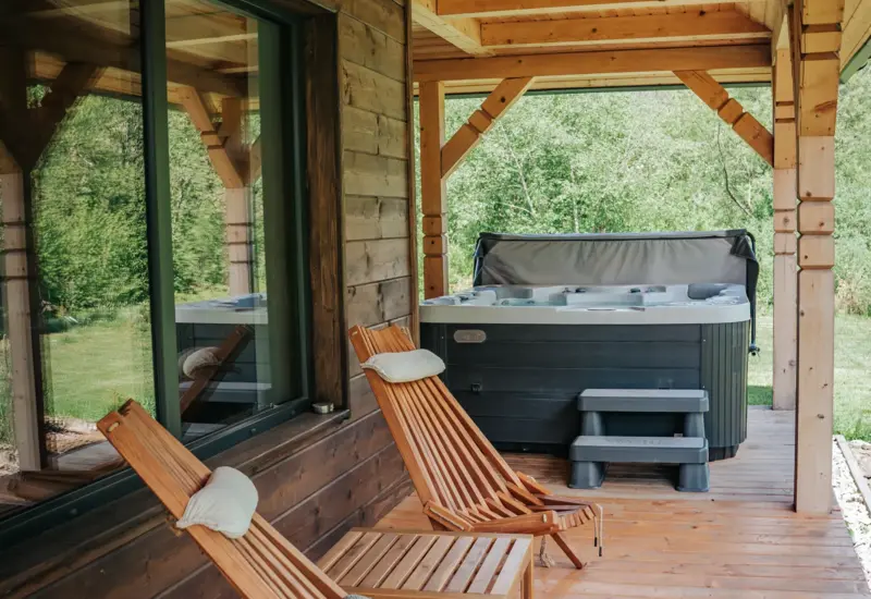 Drewniane leżaki na tarasie domku – Jabłonki Resort & SPA