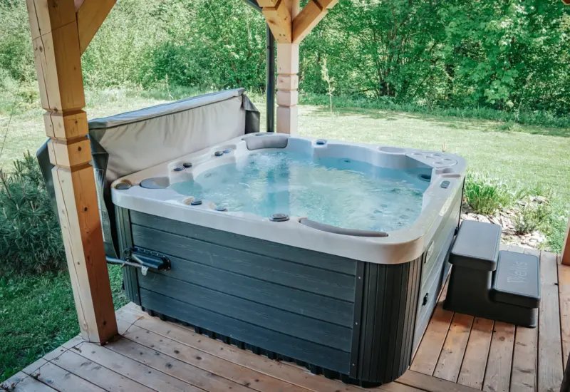 Jacuzzi z widokiem na las – Jabłonki Resort & SPA