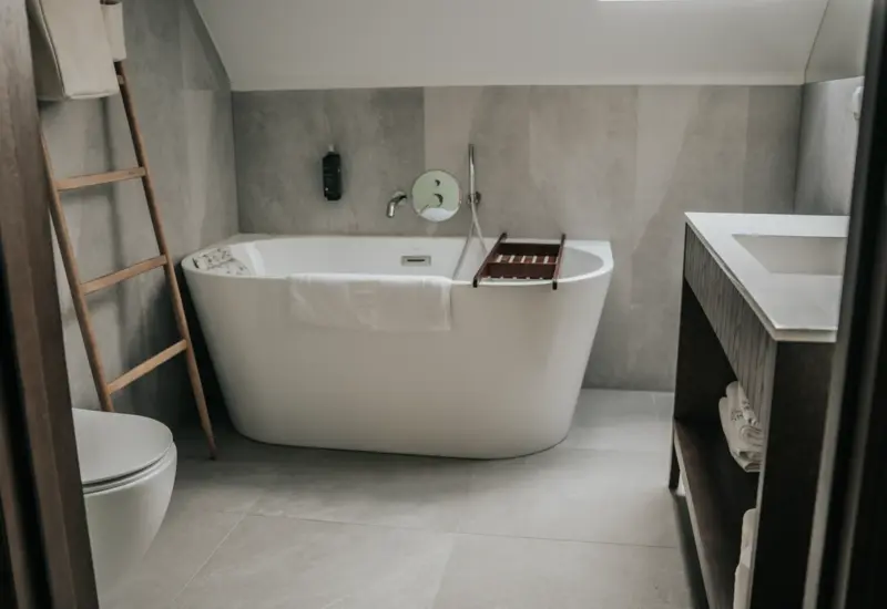 Jasna łazienka z nowoczesną wanną – Jabłonki Resort & SPA