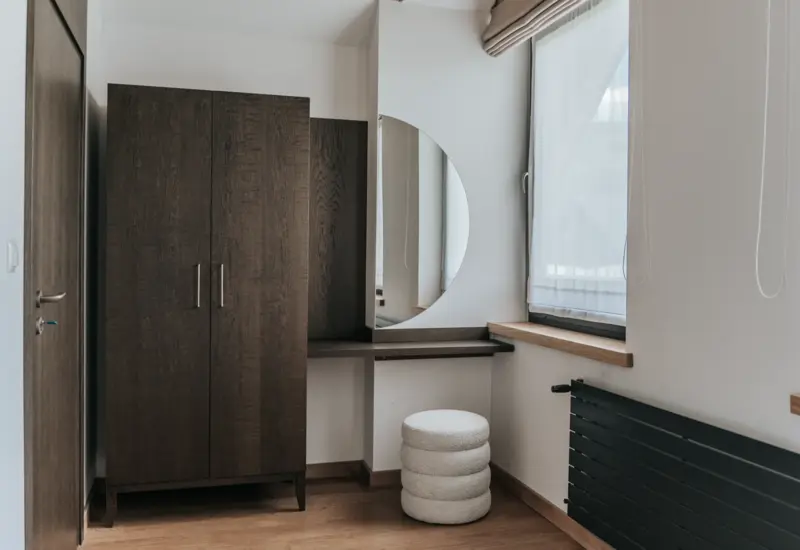 Funkcjonalna przestrzeń z szafą i lustrem – Jabłonki Resort & SPA