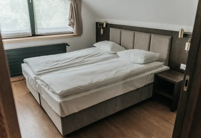 Pokój z dużym, wygodnym łóżkiem dla pary – Jabłonki Resort & SPA