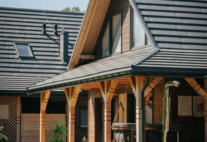 Taras z jacuzzi przy domku w Bieszczadach – Jabłonki Resort & SPA