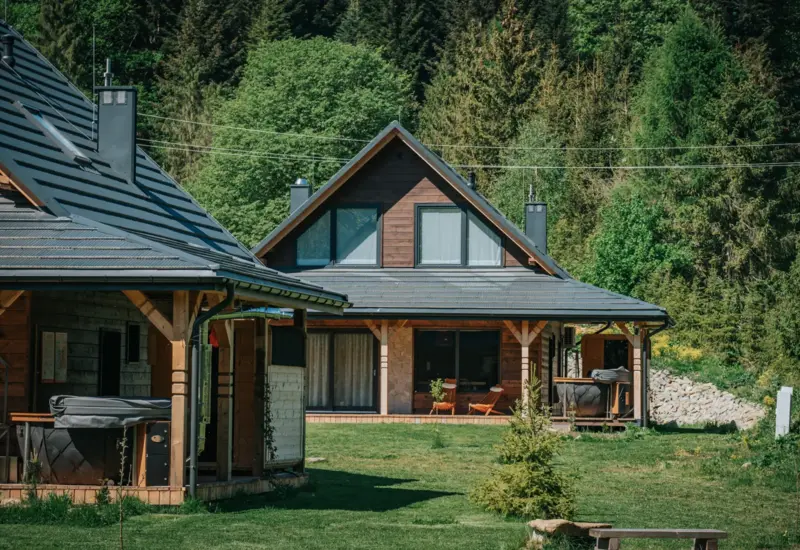 Domek w Bieszczadach wśród drzew i zieleni – Jabłonki Resort & SPA