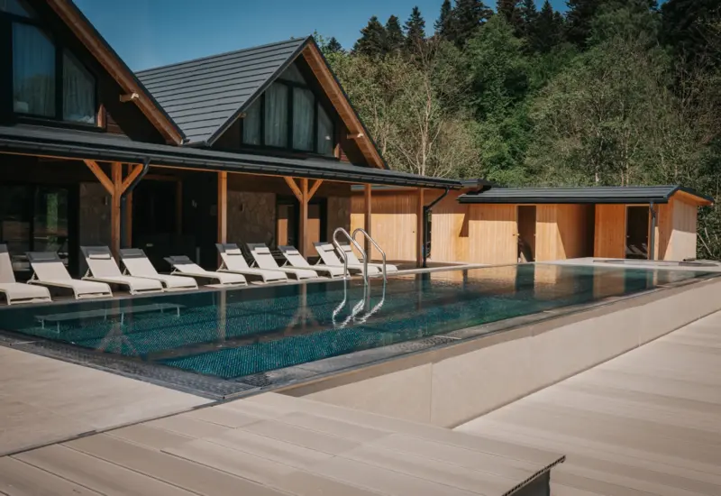 Leżaki przy basenie idealne na popołudniowy relaks – Jabłonki Resort & SPA