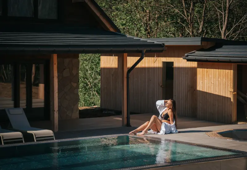 Spokojne chwile przy basenie otoczonym zielenią – Jabłonki Resort & SPA