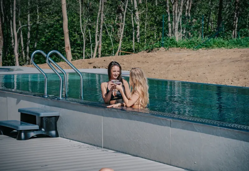 Letni relaks przy hotelowym basenie – Jabłonki Resort & SPA