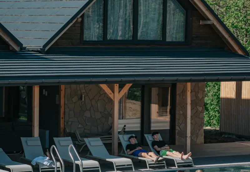 Relaks przy basenie w promieniach słońca – Jabłonki Resort & SPA