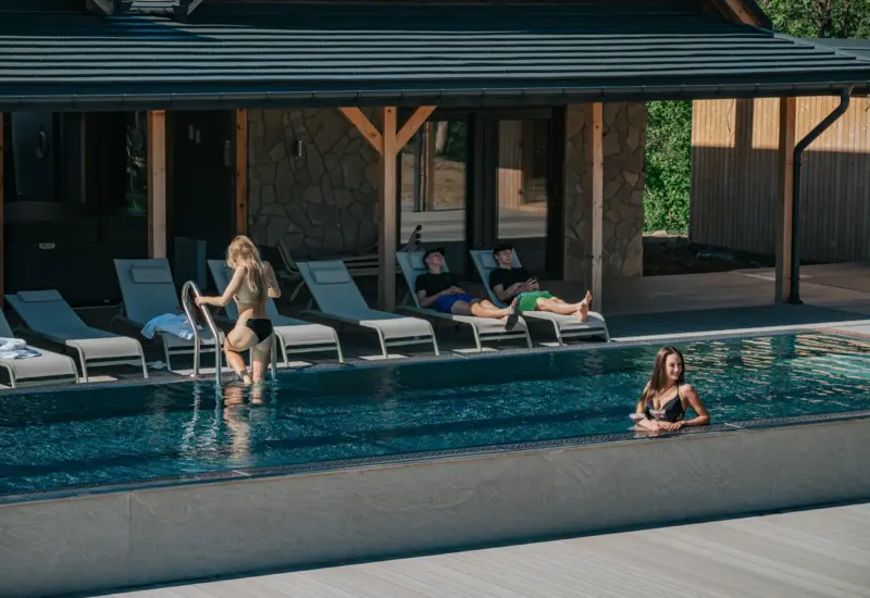 Oaza spokoju przy basenie z komfortowymi leżakami – Jabłonki Resort & SPA