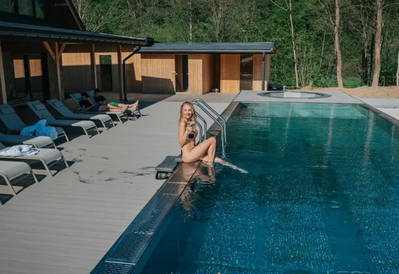 Zewnętrzny basen z wygodną strefą wypoczynkową – Jabłonki Resort & SPA