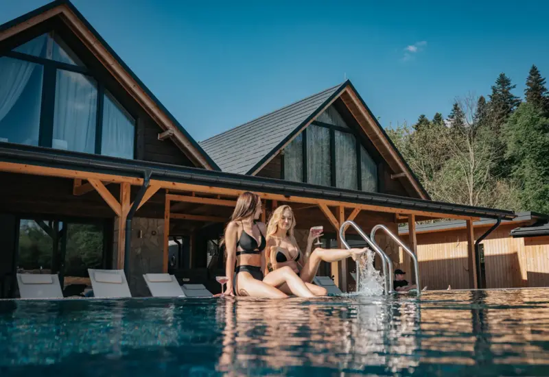 Basenowa strefa relaksu z drinkiem i muzyką – Jabłonki Resort & SPA