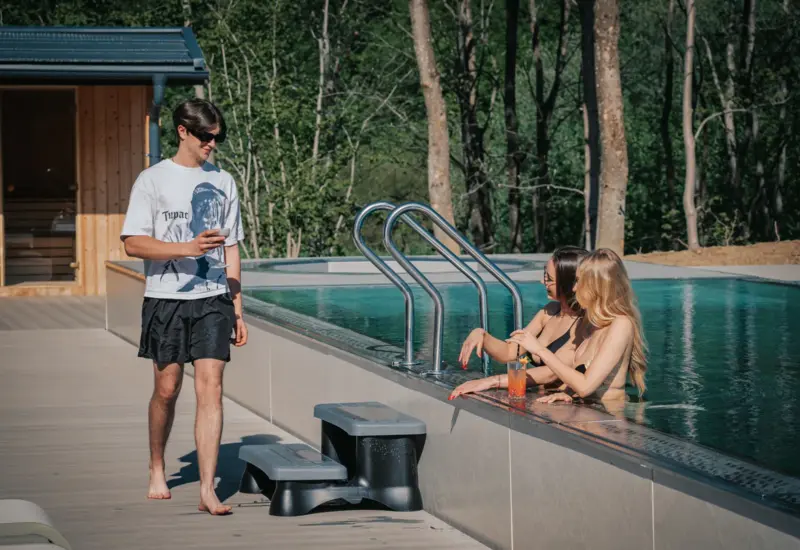 Drink przy krawędzi basenu – Jabłonki Resort & SPA