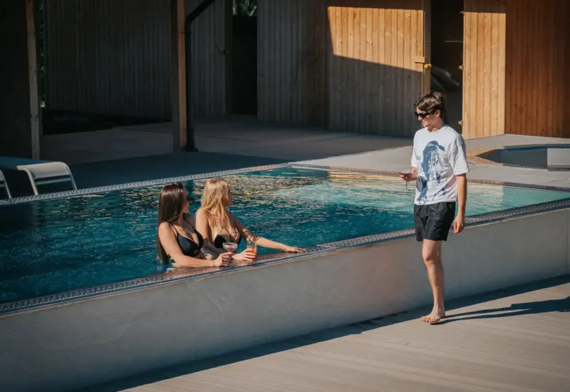 Kolorowy koktajl przy brzegu basenu – Jabłonki Resort & SPA